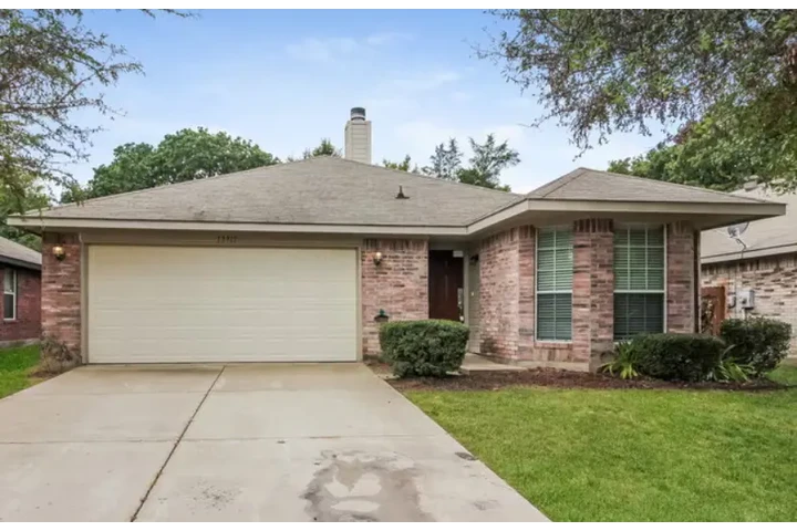 $2140 : 13911 Creek Crossing Dr, Dalla image 1