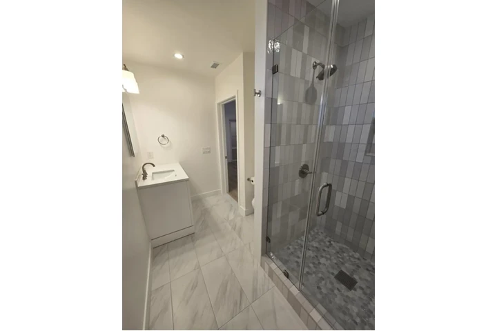 $2045 : Spacious 2 Bed Home in Lynwood image 9