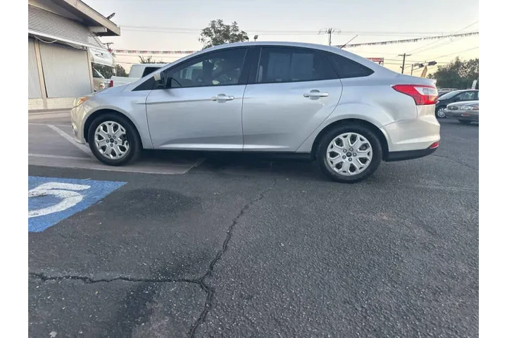 2012 Focus SE image 5