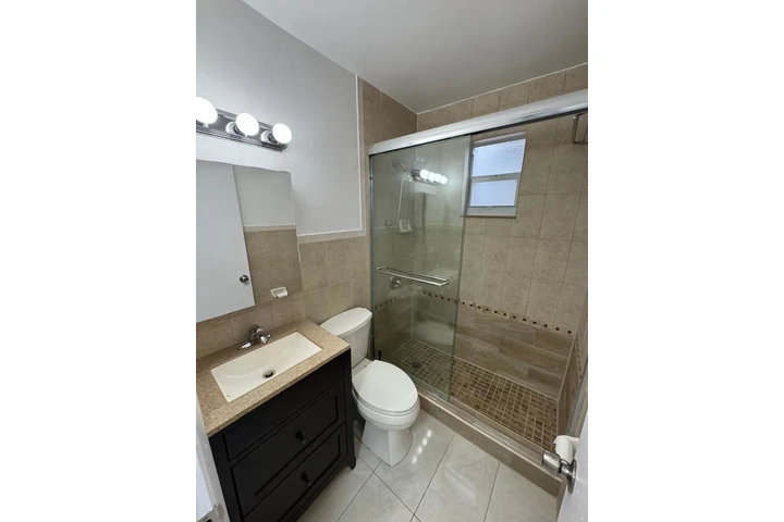 $2400 : 2 Bedroom, 1 Bathroom House image 3