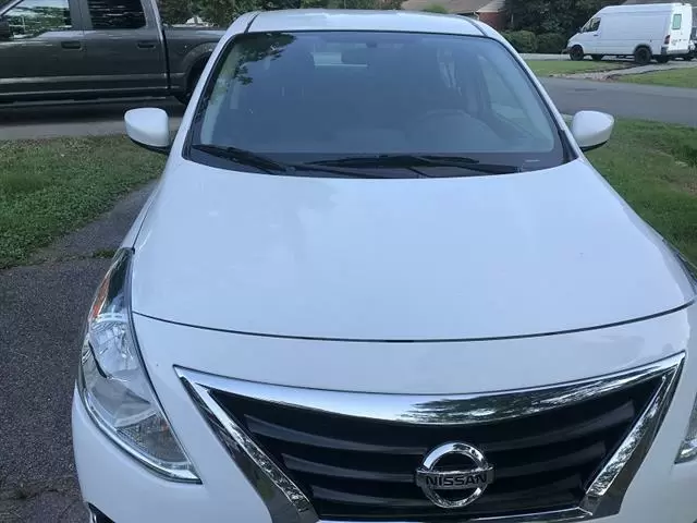 $4900 : 2017 Nissan Versa SV Sedan image 1