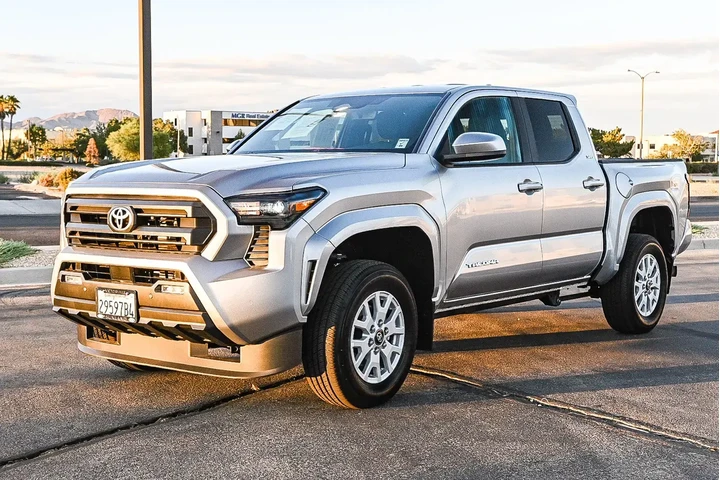 Toyota Tacoma 2024 4x4 SR5 4 image 3