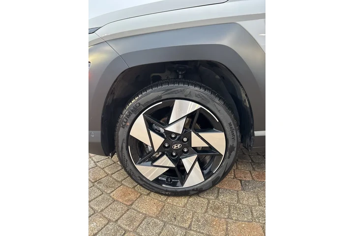 $27795 : 2025 Kona Limited image 9