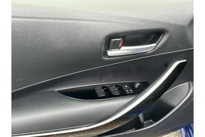 $27990 : Toyota Corolla Hatchback 202 image 10