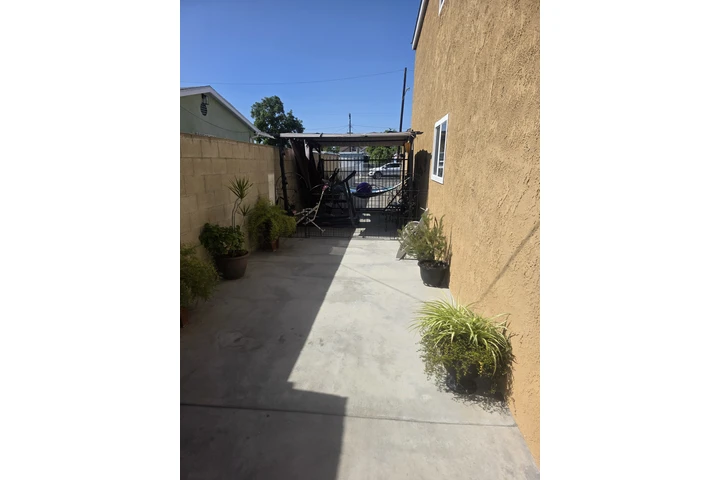 $950 : CUARTO GRANDE EN CASA image 5