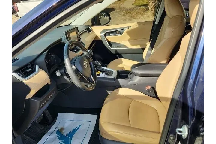 $22999 : Toyota RAV4 2021 XLE Premium image 3