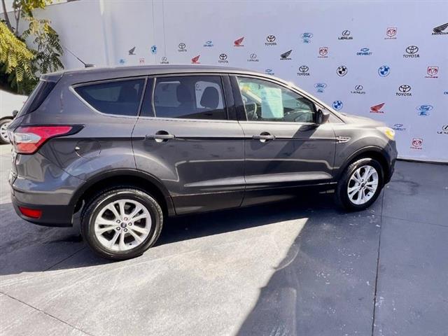 Used 2017 Escape SE FWD for s image 2