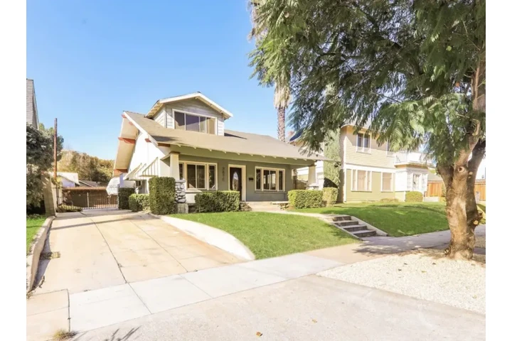 $1895 : Nice 3BD Unit Available Now image 1