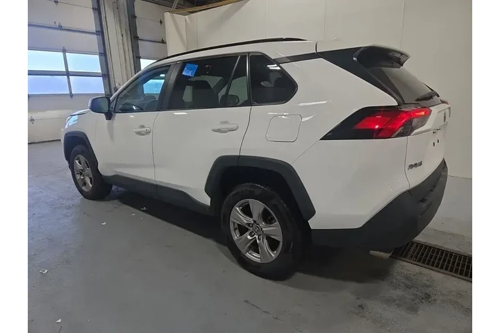 $24990 : Toyota RAV4 2023 AWD XLE 4dr image 4