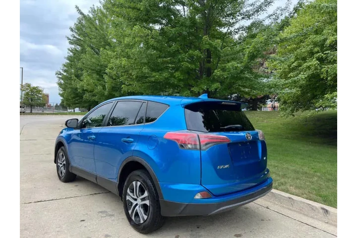$15997 : 2018 RAV4 LE image 9