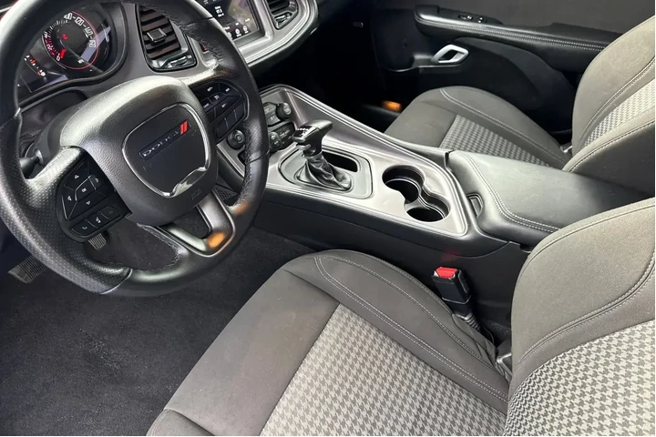 $27799 : Dodge Challenger 2023 SXT 2d image 10