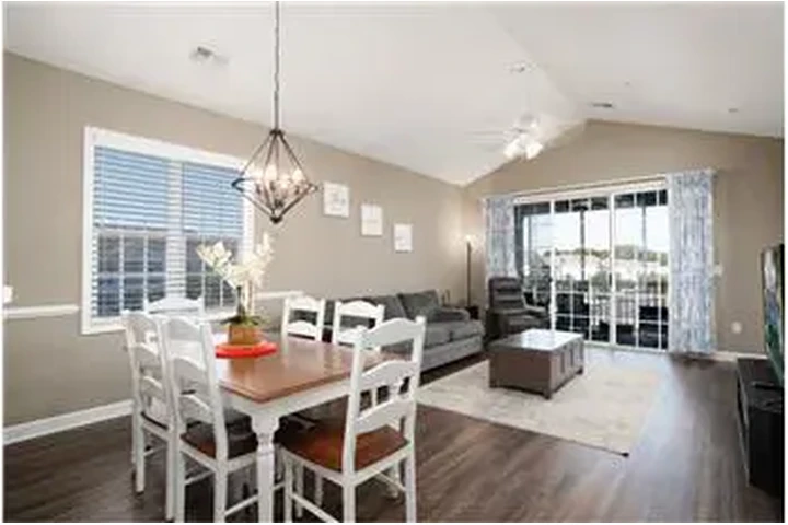 $1800 : Rental property with 2 bedro image 2