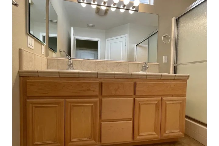 $1258 : 2 Bedroom Apartment image 2