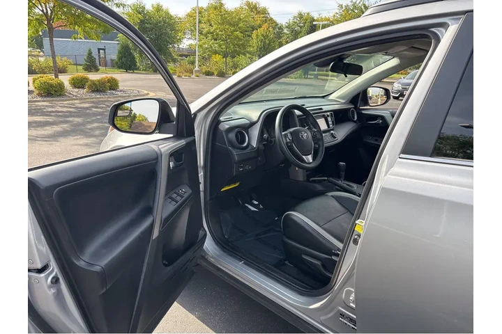 $20000 : Silver Certified2017 RAV4 XLE image 2