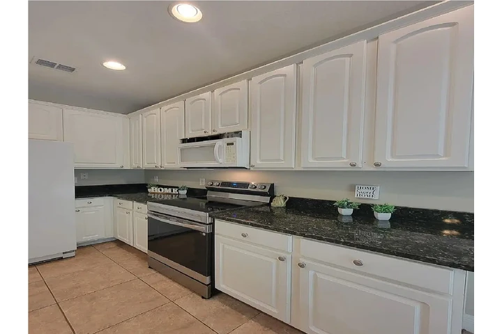 $900 : charming 2-bedroom 1-bed image 2