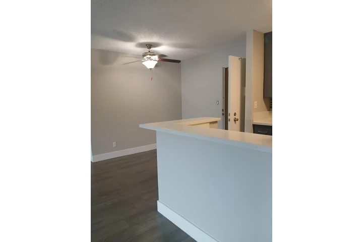 $1200 : Vermont/3rd LA90004 image 3