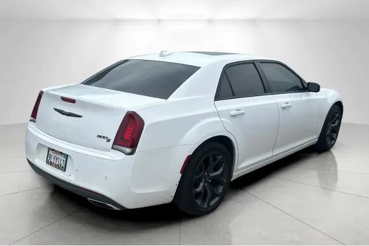 $31995 : Chrysler 300 2023 S V6 4dr S image 4