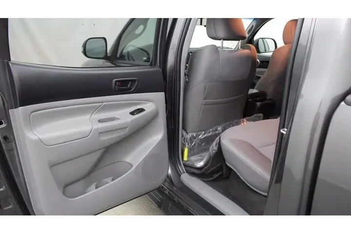 $135000 : toyota tacvoma 2014 image 2