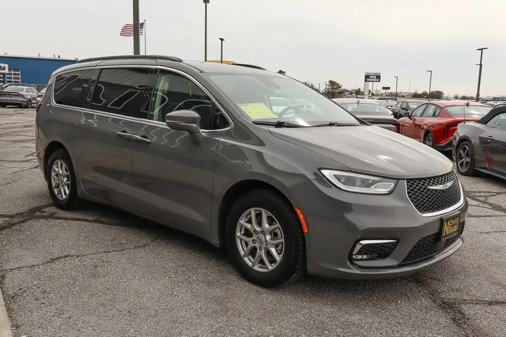 $20688 : 2022 Pacifica Touring L FWD image 3