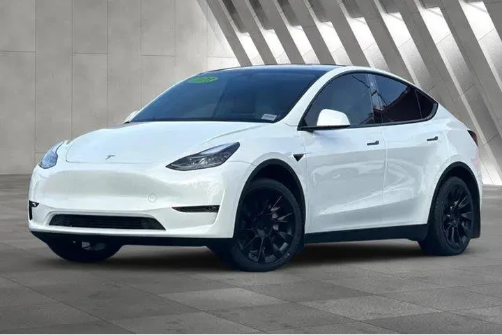 $29900 : Tesla Model Y 2023 AWD Long image 2