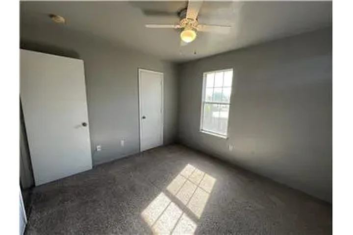 $850 : Rental property with 2 bedro image 9