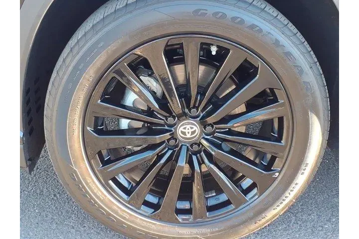 $37777 : Toyota Highlander 2023 LE 4d image 8