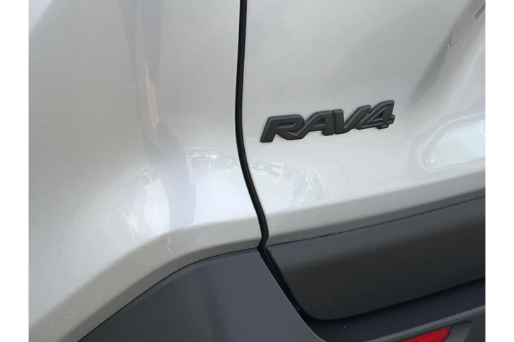 $31680 : Toyota RAV4 2023 XLE Premium image 6
