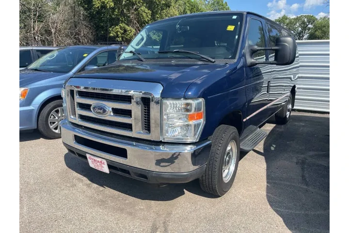 2010 E-Series E-150 XLT image 2