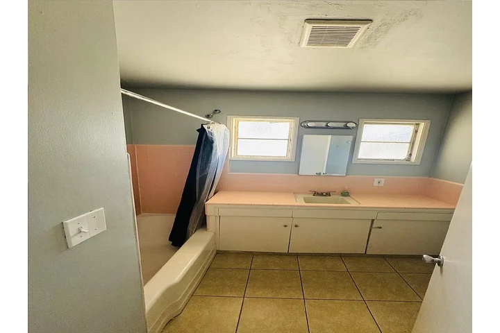 $1000 : Spacious kitchen cabinets home image 4