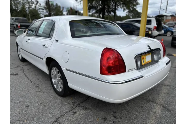 2010 Town Car Signature Limit image 8