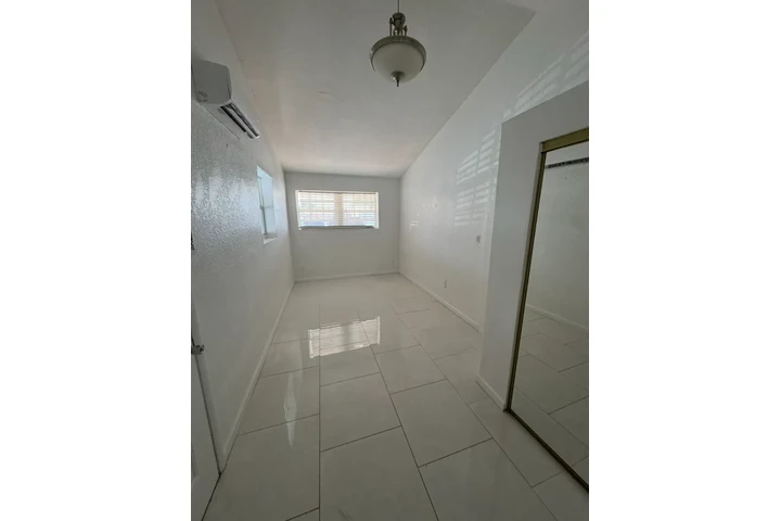 $1200 : Renta de Efficiency image 1