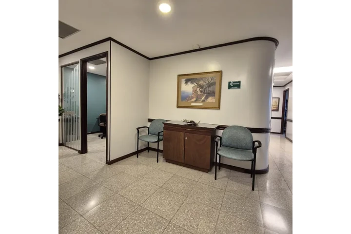 $406000 : Clínica amplia en Venta image 8