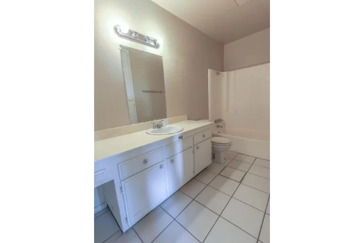 $1250 : Beautiful 3bed Apt in LV image 9