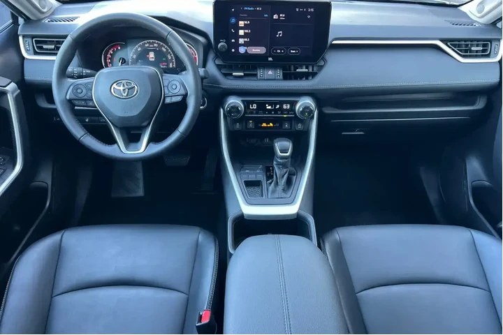 $27000 : Toyota RAV4 2023 XLE Premium image 3