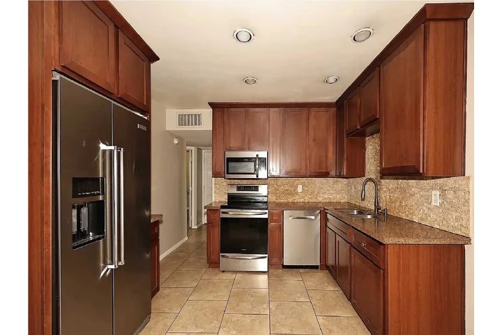 $980 : Nicely updated 3 bedroom image 4