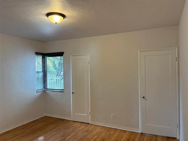 $900 : charming modern 2 bedroom image 3