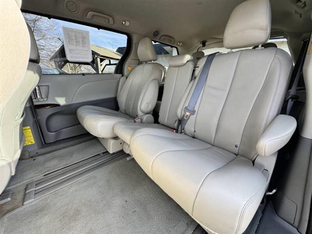 $1 : 2013 Sienna XLE 7-Passenger A image 8