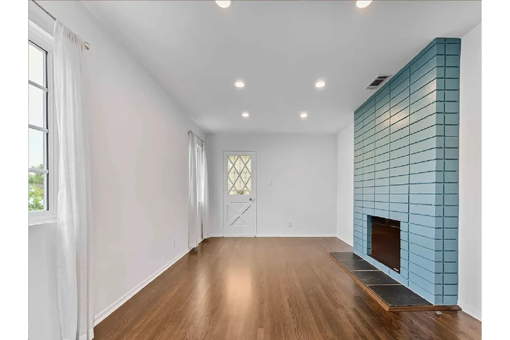 $1050 : freshly updated 3 bath home image 4