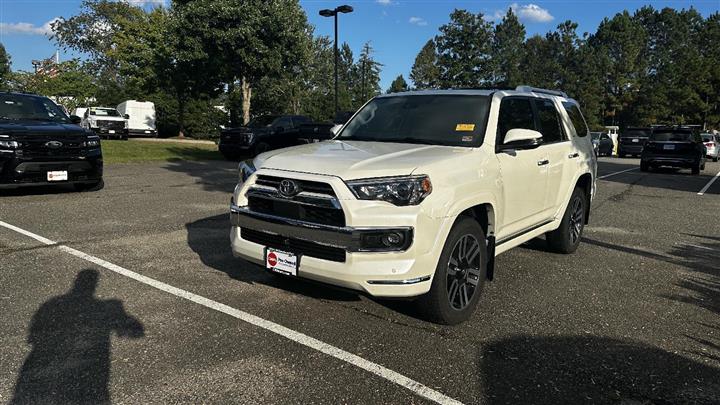 $42400 : PRE-OWNED 2022 TOYOTA 4RUNNER image 1