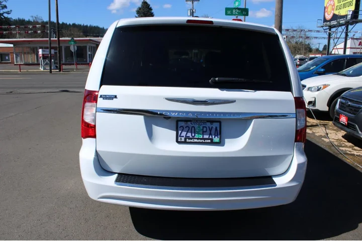 $11995 : 2016 Town & Country 4dr Wgn T image 6