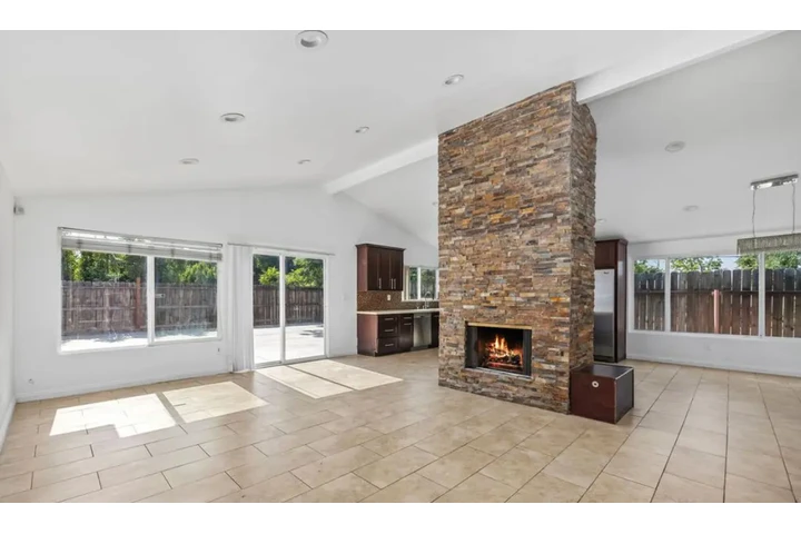 $2485 : 3 bedroom house in Lynwood image 2