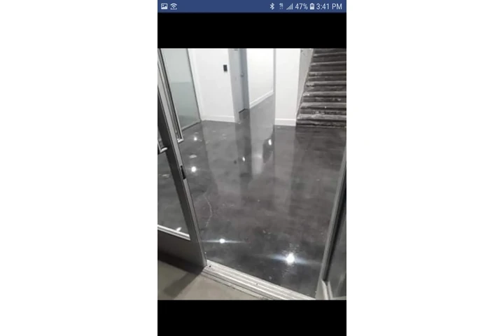 Lavado y encerado de pisos image 1