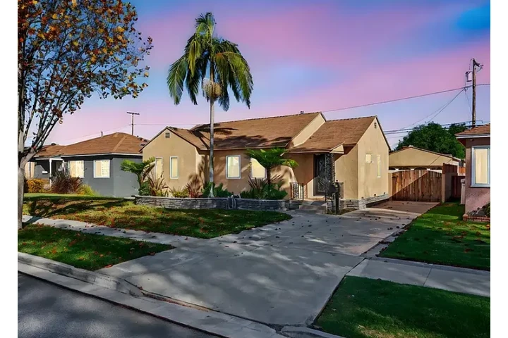 $2000 : Welcome to 6022 Blackthorne Av image 1