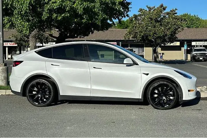 $30720 : Tesla Model Y 2022 AWD Long image 7
