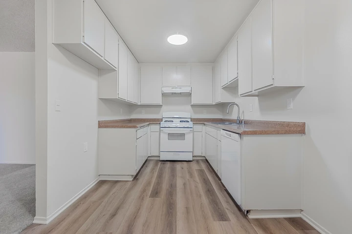 $2495 : Berendo 2 Bd 2 Bath $2,495 image 4