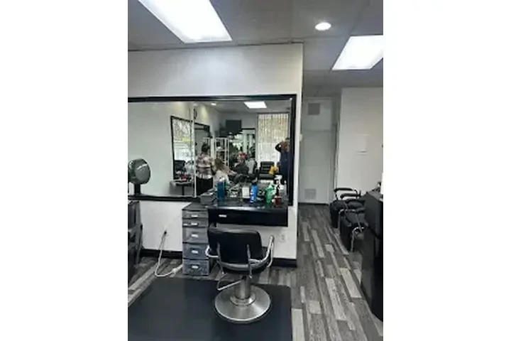 ¡SE RENTAN ESTACIONES! image 1