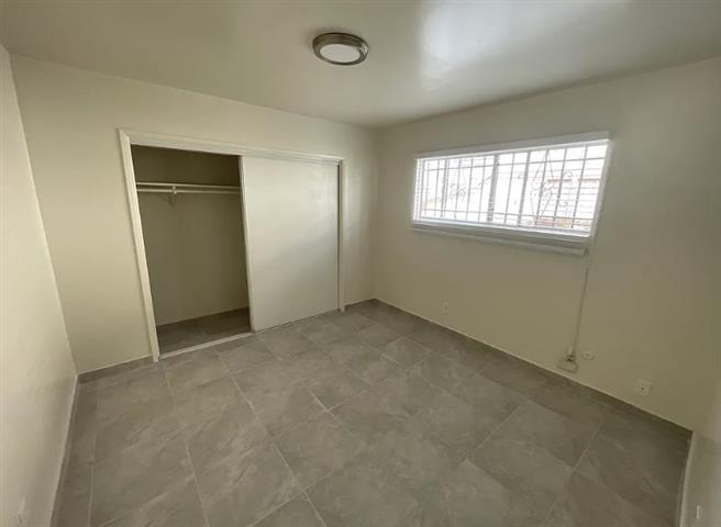 $1400 : 1 Bed Apartment in Koreatown image 7