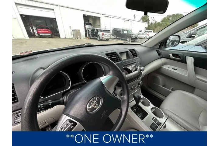 $12498 : Toyota Highlander 2011 SE 4d image 2