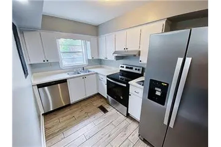 $1950 : Rental property with 3 bedro image 5