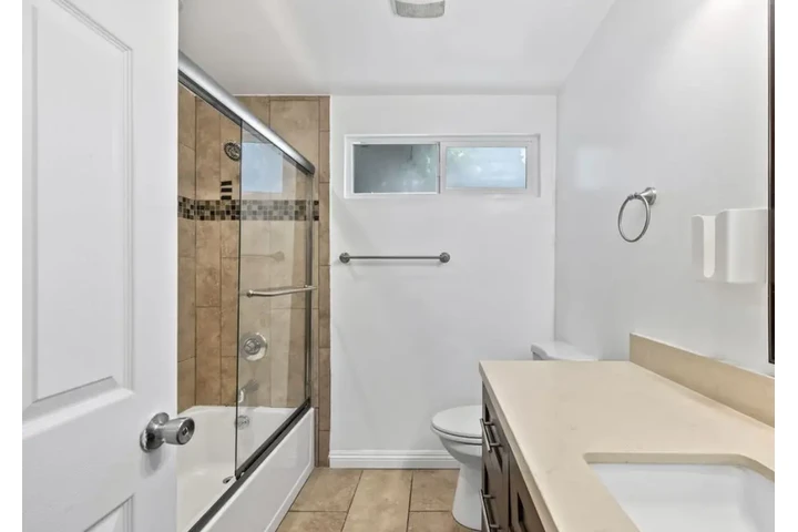 $2485 : 3 bedroom house in Lynwood image 7